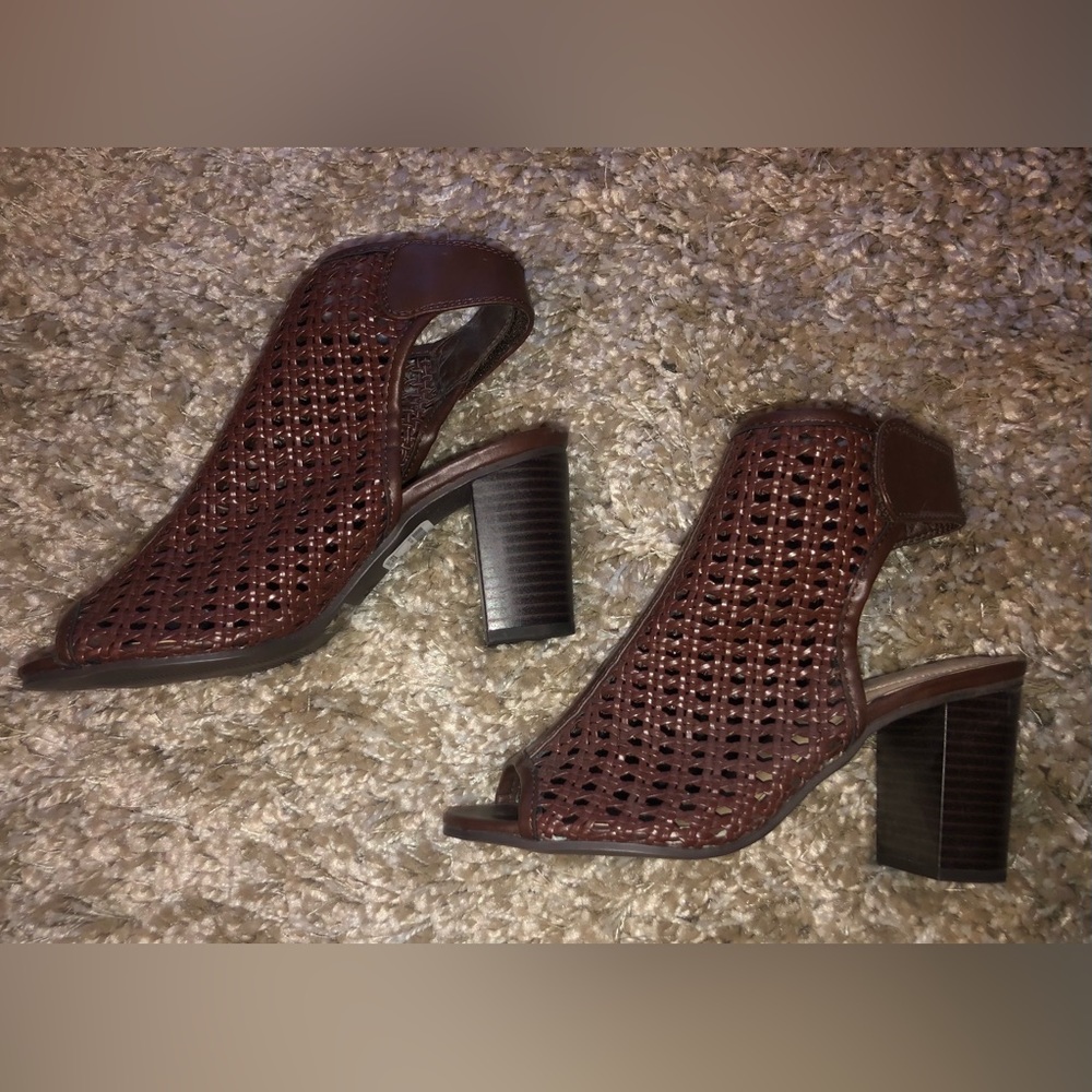NWT Cato Comfort Heels in brown Size 7